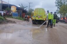 Jalan Pangeran Diponegoro yang Berdebu Dibersihkan DLHK Berau