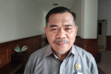 Perhatikan Kebutuhan RT, Basti Sanggalangi Salurkan Komputer, Meja dan Kursi