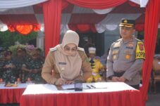 Penyerahan 1.472 Personel Satlinmas untuk Amankan Pemilu