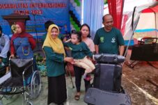 Peringatan Hari Disabilitas, Pemkab Berau Serahkan Bantuan Penunjang
