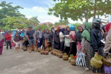 Operasi Pasar LPG 3kg di Halaman Gor Pemuda Diserbu Warga