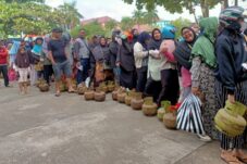 Warga Pingsan Akibat Antrean Panjang Ingin Dapatkan Gas 3 Kg