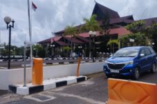 Warga ke Kantor Dewan Difilter, Pintu Masuk Dipasang Palang Otomatis