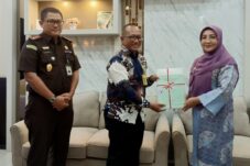 ATR/BPN Serahkan 177 Sertifikat Tanah ke Pemda Berau