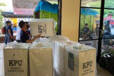 KPU Berau Salurkan Logistik Pemilu 2024 yang Dimulai 9 Kecamatan Terjauh