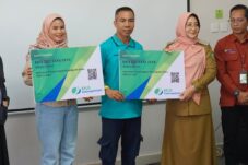 Bupati  Berau Serahkan 8.174 Kartu BPJS untuk Petugas Pengawas Pemilu