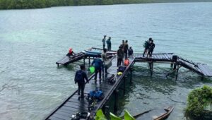 Aktivitas di Danau Pulau Kakaban, Kecamatan Maratua.