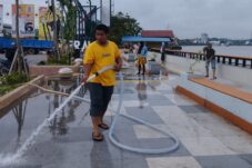 Pedagang, DLHK, Petugas Kelurahan Gotong Royong Bebersih Tepian Ahmad Yani