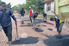 Melalui tim TRC, DPUPR Perbaiki Jalan Pendidikan Gunung Panjang