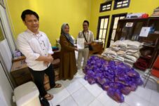 Ramadan Berbagi, KLK Group Salurkan 605 Paket Sembako ke 4 Kampung dan Kelurahan