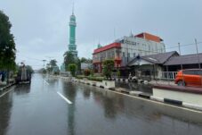 Sebelum Ramadan, Dishub Pasang Pita Penggaduh di Jalan APT Pranoto