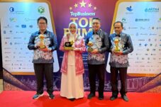 Lagi, Bupati Sri Juniarsih Terima Penghargaan Top Pembina BUMD 2024