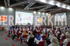 Intip Cara Kartini Zaman Now Belajar Naik Motor yang Aman dan Stylish