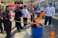 Kejari Berau Musnahkan Barang Bukti dari Puluhan Perkara