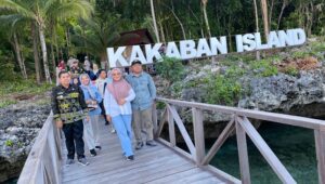 Bupati Sri Juniarsih dan Wabup Gamalis saat berada di Pulau Kakaban. (Sulaiman/BT)