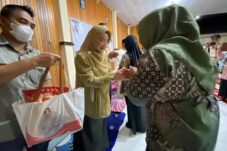 Kerap Bagi Sembako Saat Halalbihalal, Umi Sri: Niat Ini Tulus untuk Berbagi