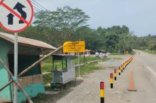 Jalan Teluk Bayur-Labanan Dipasangi Patok Demi Keselamatan Berkendara
