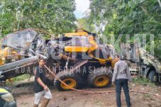 Truk Tronton Muat Alat Berat Meluncur, Pengemudi Meninggal di TKP