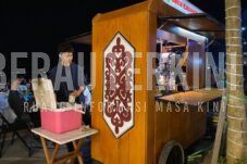 Diskoperindag Berau Berikan Gerobak ke UMKM Batu Putih: Banyak Usaha di Kampung Butuh Fasilitas