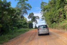 Bupati Komitmen Bakal Lanjutkan Pembangunan Jalan di Kampung Merasa