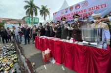 Polres Berau Rebus 6 Kg Sabu dan Gilas Ribuan Botol Miras