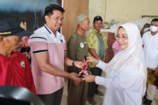 Bupati Sri Serahkan Alsintan ke Poktan di Sambaliung