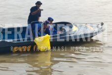 Sat Polairud Polres Berau Bersama Warga Gotong Royong Bersihkan Sungai