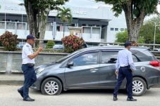 Dishub Samarinda Gembosi Ban 10 Mobil yang Parkir Sembarangan di Depan RSUD Abdul Wahab Sjahranie