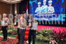 Berikan Pelayanan Berkualitas, Kasatlantas Polres Berau AKP Wulyadi diganjar penghargaan