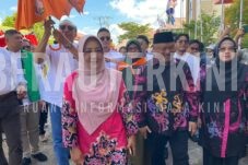 Daftar ke KPU, Pasangan SraGam Kompak Pakai Batik Lokal