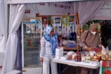 Dorong Pengembangan Ekonomi, Leni Angriani Tinjau Stand UMKM di Kutim