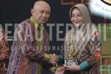 Lagi, Bupati Sri Juniarsih Raih Penghargaan Nasional, Pemda Peduli UMKM dan Potensi SDL