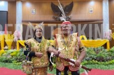 Gamalis Tampil Nyentrik dengan Pakaian Adat Suku Dayak Ga’ai