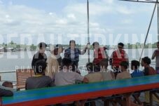 Pos AL Amankan 15 ‘Manusia Perahu’ yang Cari Ikan dan Resahkan Nelayan Lokal