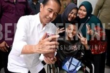 Perjuangan Ita Dorong Anaknya di Kursi Roda Sampai Ketemu Jokowi