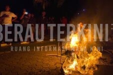 Pemadaman Listrik Tak Kunjung Tuntas, Warga Bakar-Bakar di depan Kantor PLN