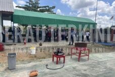 Peserta pelathan saat mengikuti praktik penanganan kebakaran menggunakan alat tradisional serta Alat Pemadam Api Ringan (APAR).