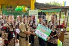 Dinas Pangan Salurkan Bantuan Cadangan Pangan untuk Korban Banjir di Kampung Suaran