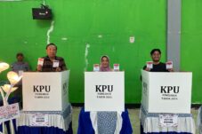 Ditemani Suami dan Anak, Sri Juniarsih Mencoblos di TPS 14 Gunung Panjang