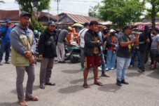 Sepertiga Warga Berau Golput, Belasan Warga Gelar Aksi di Depan KPU Berau