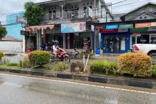 Hujan Deras Sebabkan  Tiang PJU Tumbang di Jalan H Isa II