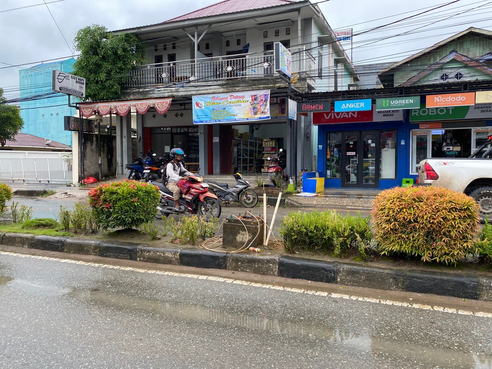 Hujan Deras Sebabkan  Tiang PJU Tumbang di Jalan H Isa II