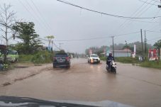 Mandi Debu Saat Panas, Mandi Lumpur Saat Hujan di Jalanan Kota