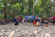Uniknya Musyawarah Pemerintah Kampung Punan Segah, Jaring Aspirasi Masyarakat di Tepi Sungai Beralaskan Bebatuan