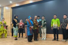 Kepala Disbudpar Berau, Ilyas Natsir, memberikan cenderamata kepada salah satu tamu kehormatan dari Disbudpar Balikpapan. (Sulaiman/BT)