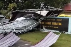 Angin Kencang Rusak Atap Kantor Camat Maratua dan Rumah Warga