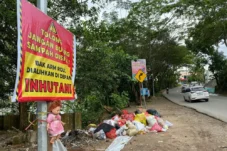 Bebal! Masih Ada Warga Buang Sampah di Bahu Jalan Pulau Sambit