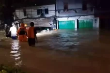 Banjir Hingga 1 Meter Rendam Kota Balikpapan Saat Sahur, Satu Warga Nyaris Hilang Terseret Arus