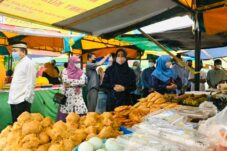Berkah Bulan Puasa, Penjual di Pasar Ramadan Masjid Agung Bisa Bawa Pulang Rp1 Juta Per Hari