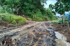 Penuh Kubangan Lumpur, Jalan Cut Nyak Dien Ancam Keselamatan Warga